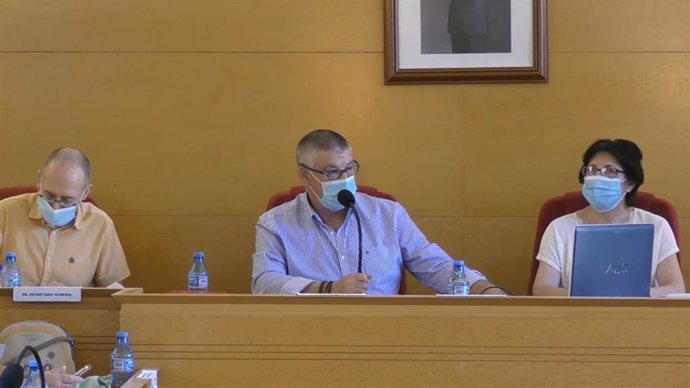 El alcalde de Guadix, Jesús Lorente, informa de casos de coronavirus, en una imagen tomada de un vídeo del Pleno extraordinario celebrado este viernes