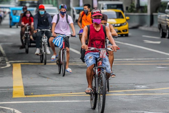 Personas con mascarilla en Manila