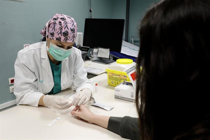 Realización de un test de la COVID-19.