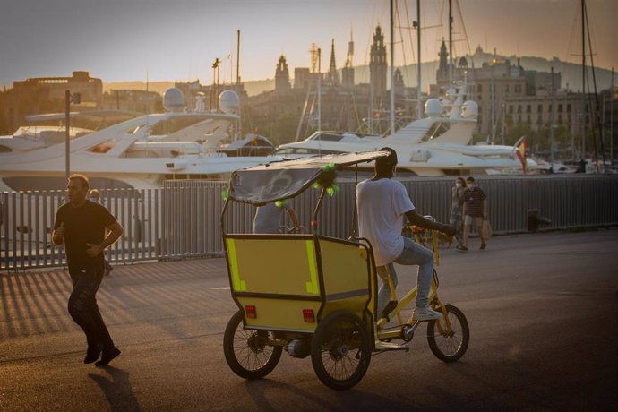 Un hombre monta en una bicicleta-taxi por Barcelona, Catalunya (España), a 28 de julio de 2020. 