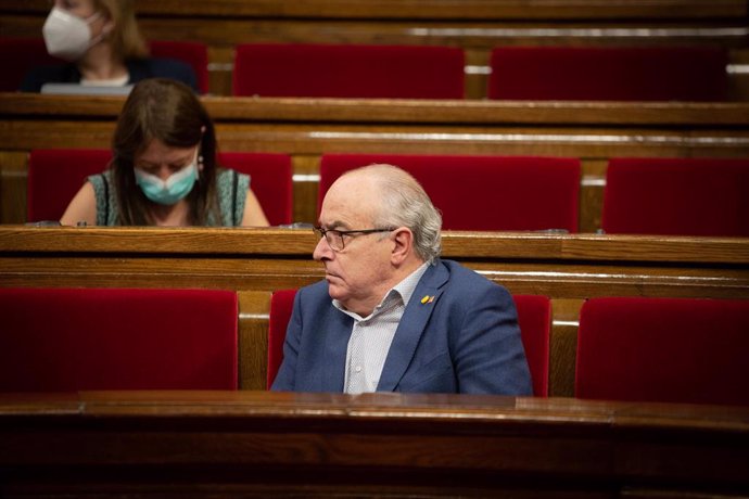 El conseller de Educación del gobierno catalán, Josep Bargalló, en el Parlament catalán durante la segunda sesión plenaria monográfica sobre la gestión de las residencias para personas mayores y para personas con discapacidad durante la pandemia del COV