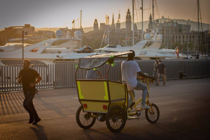Un home munta en una bicicleta-taxi per Barcelona, Catalunya (Espanya), a 28 de juliol de 2020. 