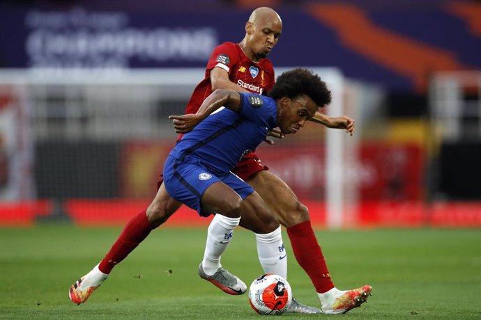 Willian pugna con Fabinho en el Liverpool-Chelsea de la Premier 2019-2020