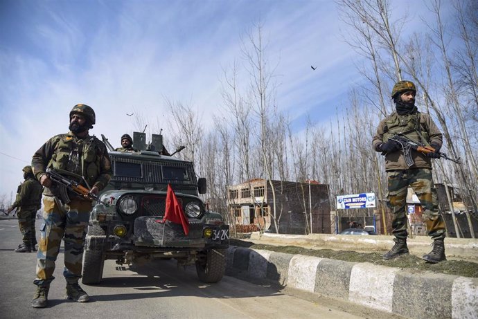 Fuerzas de seguridad indias desplegadas en una operación en la Cachemira india