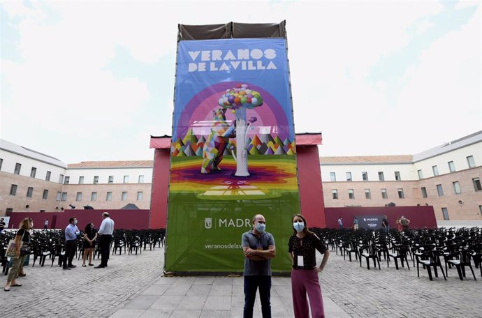 La delegada del Área de Cultura, Turismo y Deporte de Madrid, Andrea Levy (d), visita el Centro Cultural Conde Duque, donde se celebran de Los Veranos de la Villa, en Madrid (España), a 28 de julio de 2020. 
