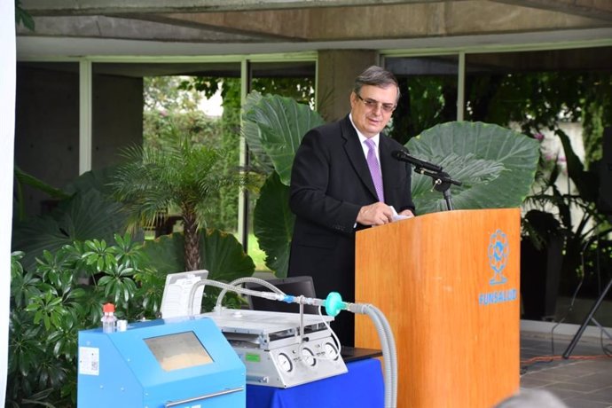 El ministro de Exteriores de México, Marcelo Ebrard, presenta un respirador mecánico de fabricación nacional