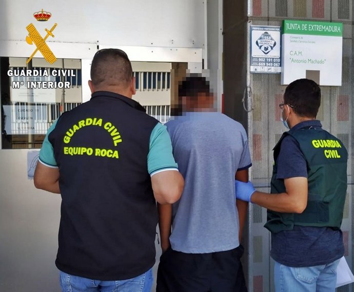 El dentido custodiado por dos agentes.