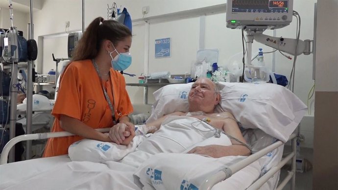 Imagen de Pedro, el paciente con Covid-19 que más tiempo ha estado en la UCI, junto a una enfermera del Hospital Gregorio Marañón.