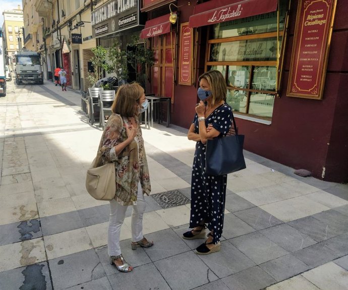 La consejera de Infraestructuras, Patricia Cavero, y  la presidenta de Zaragoza Centro, Marian Diez.