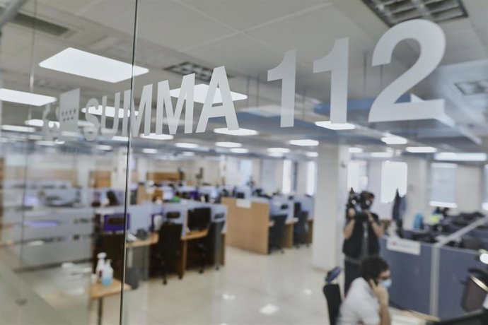 Varios empleados trabajan en las instalaciones de la sede del SUMMA 112, donde durante la jornada de hoy el consejero de Sanidad, Enrique Ruiz Escudero ha mantenido un encuentro con profesionales de este organismo