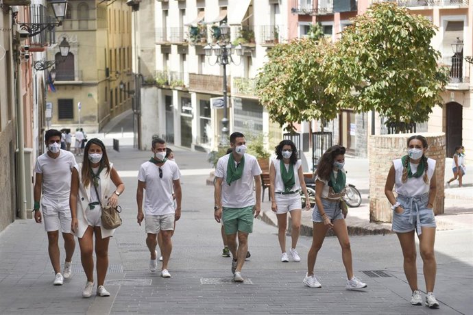 Jóvenes vestidos de blanco y verde, a pesar de que no se han podido celebrar las Fiestas e San Lorenzo