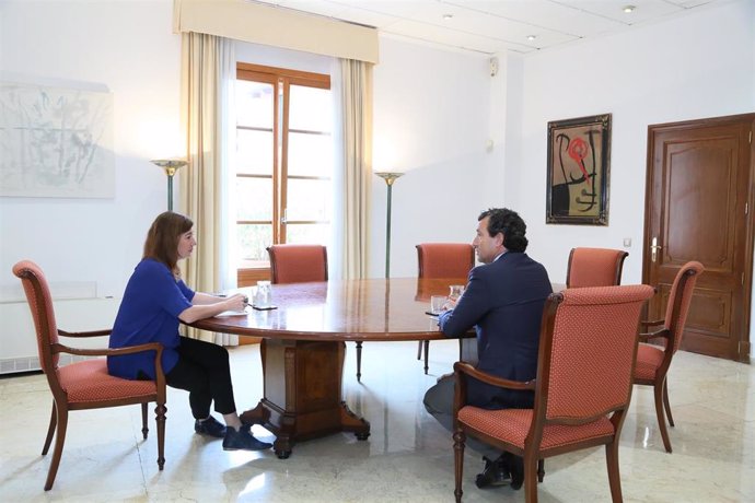 La presidenta del Govern, Francina Armengol, reunida con el portavoz del PP, Biel Company, en el Consolat de Mar.