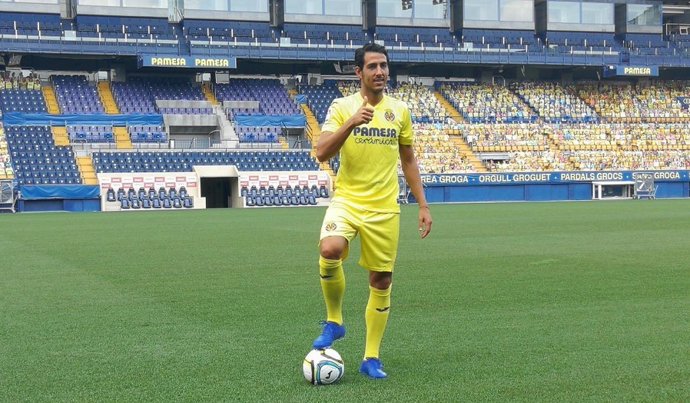 Dani Parejo posa con la camiseta del Villarreal en el césped del Estadio de la Cerámica