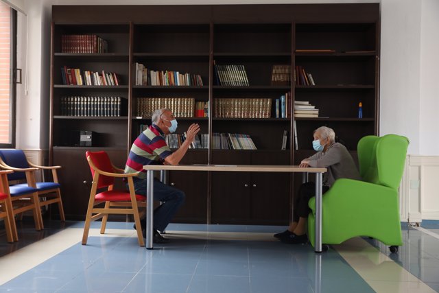 Un anciana residente recibe a un familiar durante el primer día de visitas en la Comunidad de Madrid.