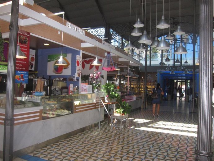 Imagen de archivo de la zona gastronómica del Mercado Victoria de Córdoba, no afectada en el brote