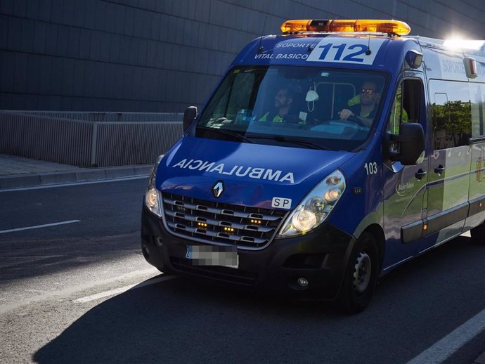 Una ambulancia del Servicio Navarro de Salud durante el día 54 del estado de alarma en Pamplona / Navarra (España), a 7 de mayo de 2020.