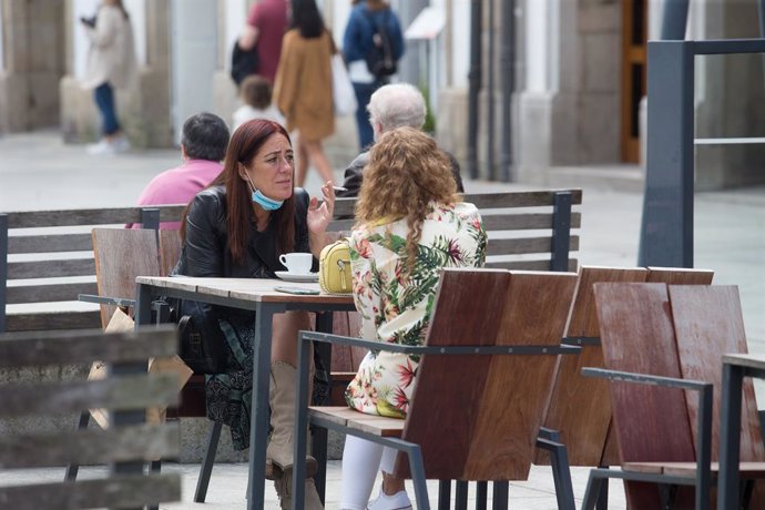 Una persona fuma en una terrassa durant el primer dia de la prohibició de realitzar-ho en la via pública a Galícia