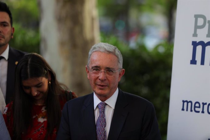 Colombia.- Uribe supera el coronavirus y se declara listo para ir "hasta la cárc