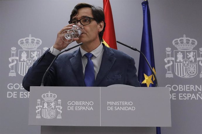 El ministro de Sanidad, Salvador Illa, bebe agua durante su comparecencia en rueda de prensa. En Madrid, (España), a 14 de agosto de 2020.