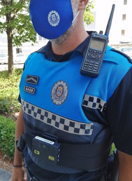 Un agente de la Policía Municipal de Pamplona con la cámara en el uniforme