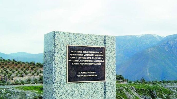 Monolito conmemorativo a las víctimas en El Carrrizal