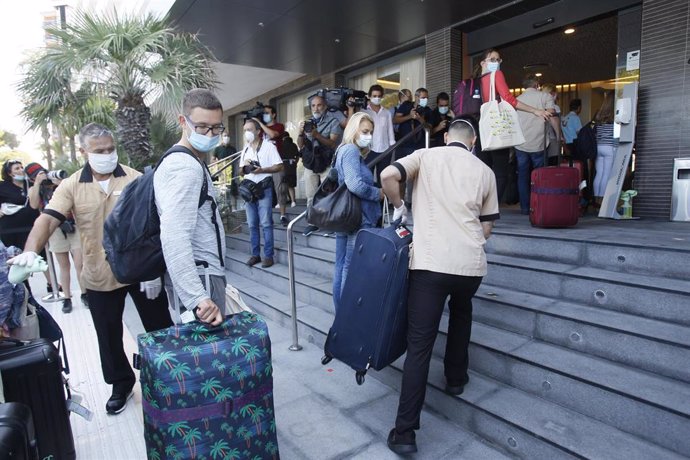 Turistas alemanes llegando a su hotel en el primer día del proyecto piloto de reapertura del turismo en Baleares.