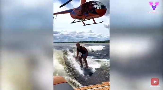 Este surfista logra saltar de un helicóptero, subirse a una tabla de surf y aprovechar la estela de olas de una lancha