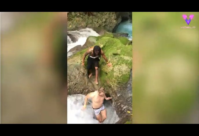 Este es el asombroso momento en que dos turistas de lanzan por una cascada en la selva y desaparecen