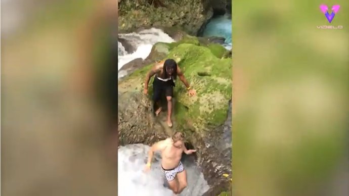 Este es el asombroso momento en que dos turistas de lanzan por una cascada en la selva y desaparecen