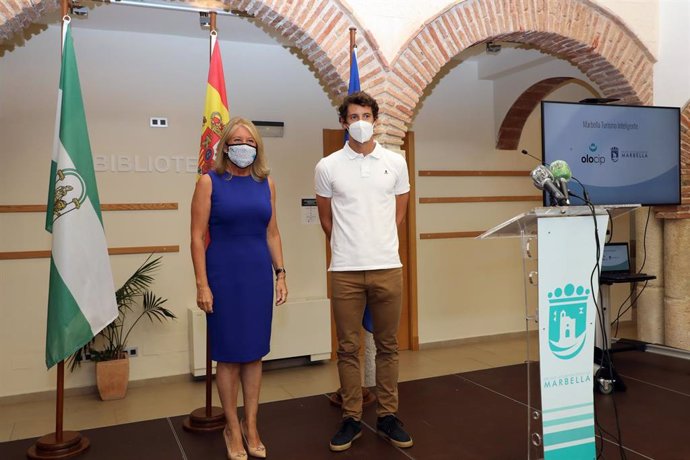La alcaldesa de Marbella, Ángeles Muñoz, junto al representante de Olocip, Esteban Granero