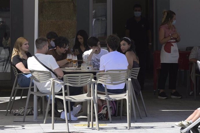 Ambientes en una terraza durante el primer día de la prohibición de fumar en la vía pública en Galicia si no existe una distancia de dos metros de separación con otras personas para evitar contagios de Covid-19, en A Coruña, Galicia, (España), a 13 de a