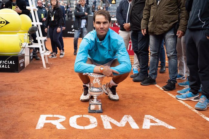 Rafa Nadal posa con su trofeo de campeón del Masters 1.000 de Roma en 2019