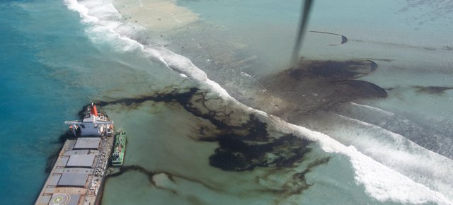 Vista general de la fuga de petróleo del carguero encallado frente a la costa sudeste de Mauricio.