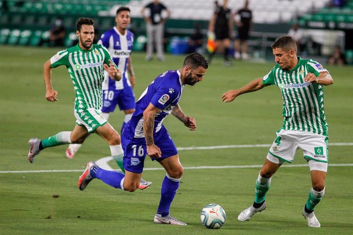 Jugadores del Betis, durante un partido de Liga frente al Alavés