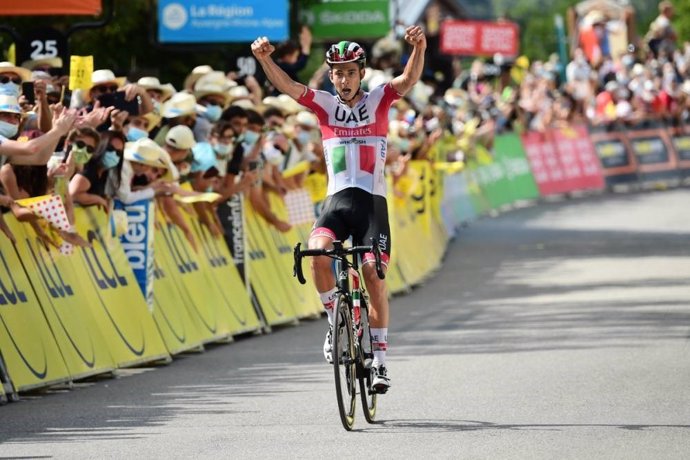 Davide Formolo celebra su victoria en la tercera etapa del Criterium Dauphiné