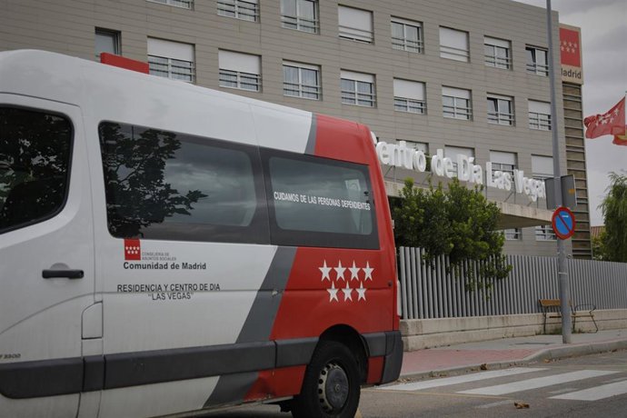 Vehículo de la Residencia "Las Vegas" en Ciempozuelos junto a la entrada a las instalaciones del centro que hasta ahora estaba libre de Covid-19 .