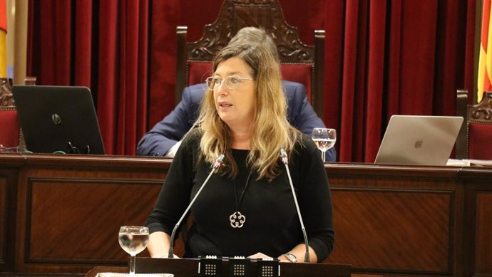 La consellera de Salud, Patricia Gómez, en el pleno del Parlament.