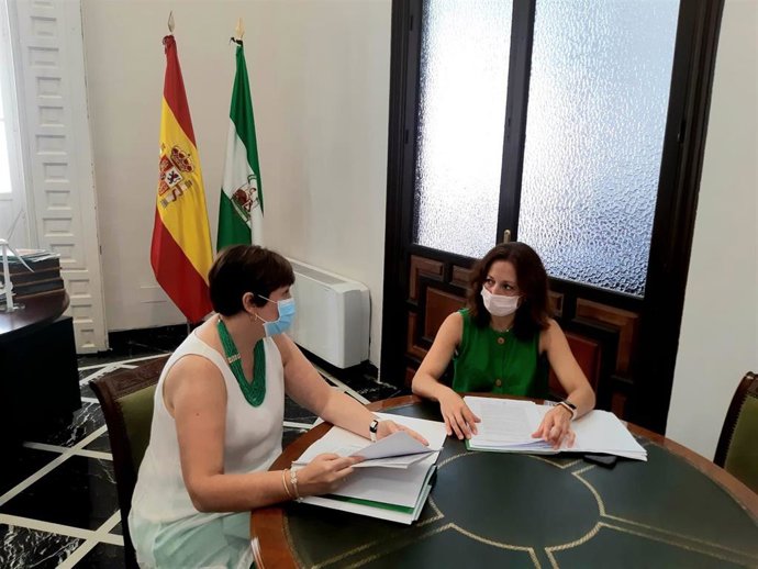 A delegada del Gobierno andaluz en Málaga, Patricia Navarro, y la viceconsejera de Agricultura, Ganadería, Pesca y Desarrollo Sostenible, Ana Corredera, durante una reunión