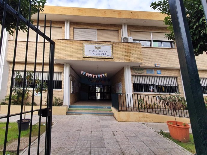 Entrada principal del colegio Tartesos, en San Juan