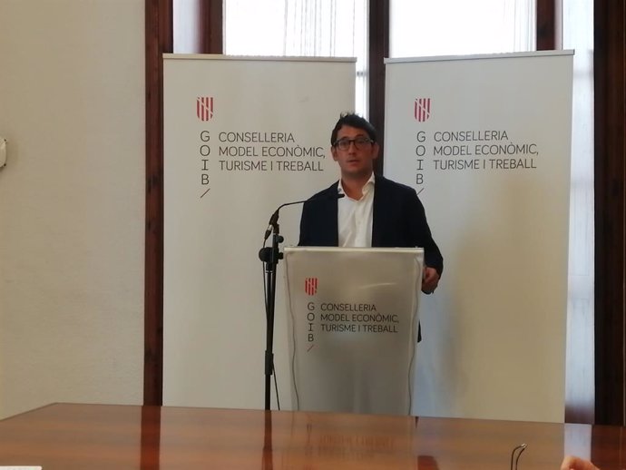 El conseller de Modelo Económico, Turismo y Trabajo, Iago Negueruela, en una rueda de prensa