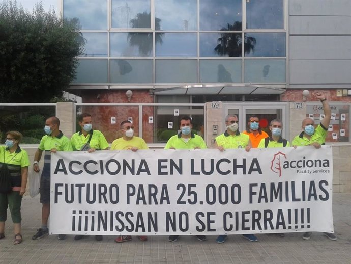 Treballadors d'Acciona subcontractats per Nissan protesten contra el tancament de l'automobilística nipona
