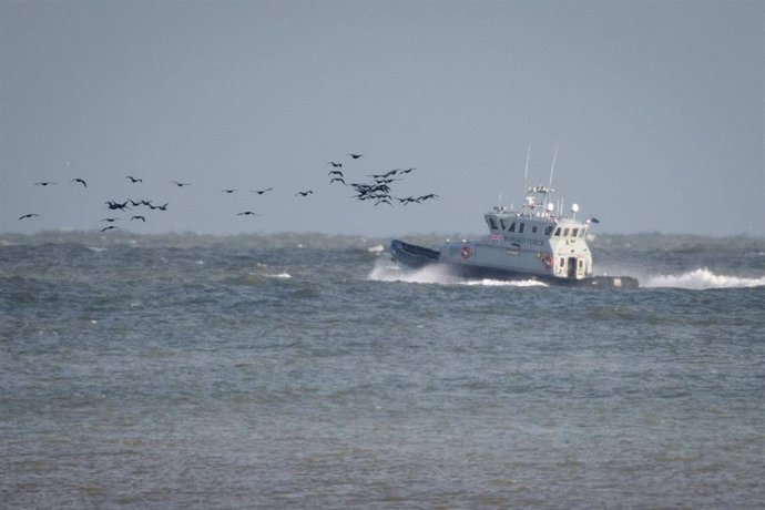 Un buque realiza labores de patrulla en el canal de la Mancha.