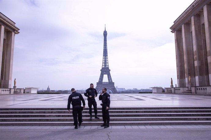 Policías con la Torre Eiffel al fondo en París, Francia