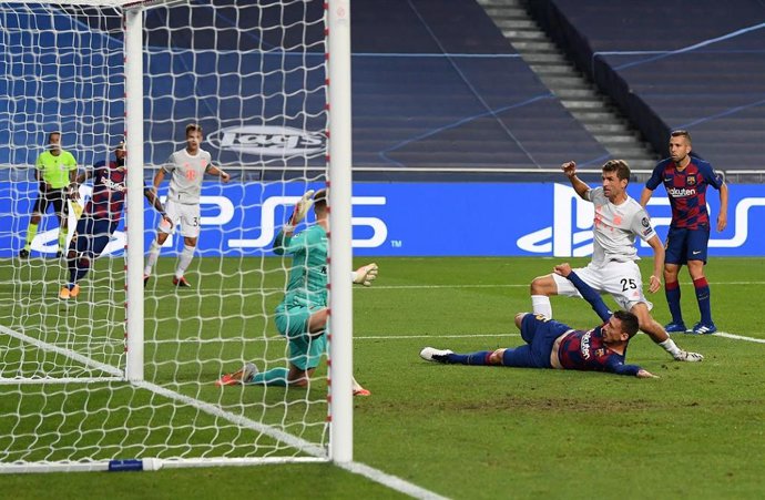 Thomas Müller anota en el Barcelona-Bayern