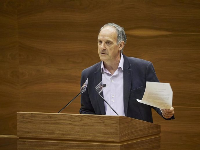 El portavoz de EH Bildu, Adolfo Araiz, interviene en el pleno del Parlamento de Navarra