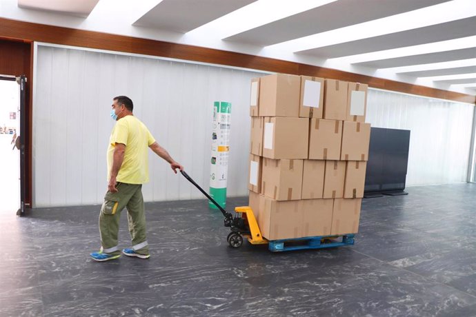 El Gobierno regional ha enviado esta semana otro medio millón de artículos de protección a los centros sanitarios