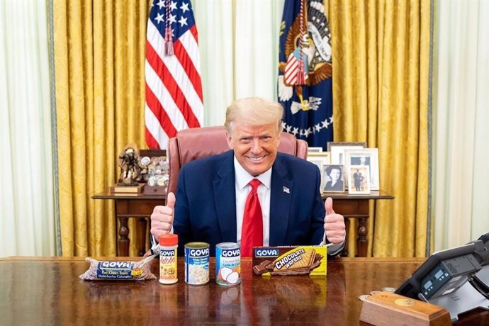 El presidente de Estados Unidos, Donald Trump, posa en la Casa Blanca con productos de Goya Foods.