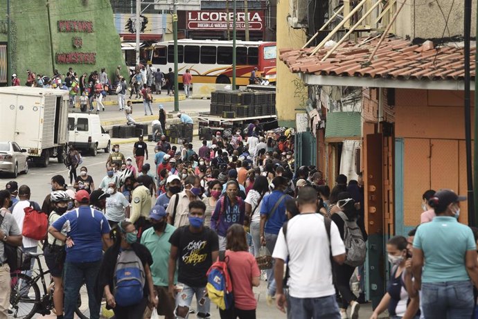 Personas paseando en una calle de Caracas