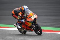 Raúl Fernández repite pole en Moto3 en Austria; Gardner, primero en Moto2