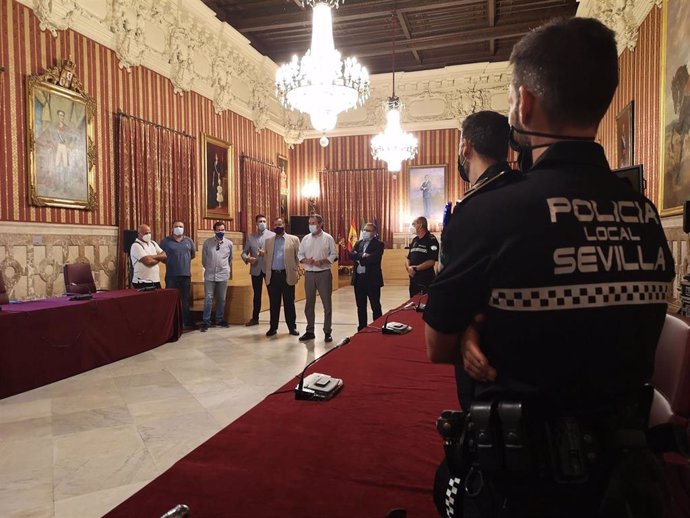El alcalde de Sevilla recibe a los nuevos agentes de la Policía Local